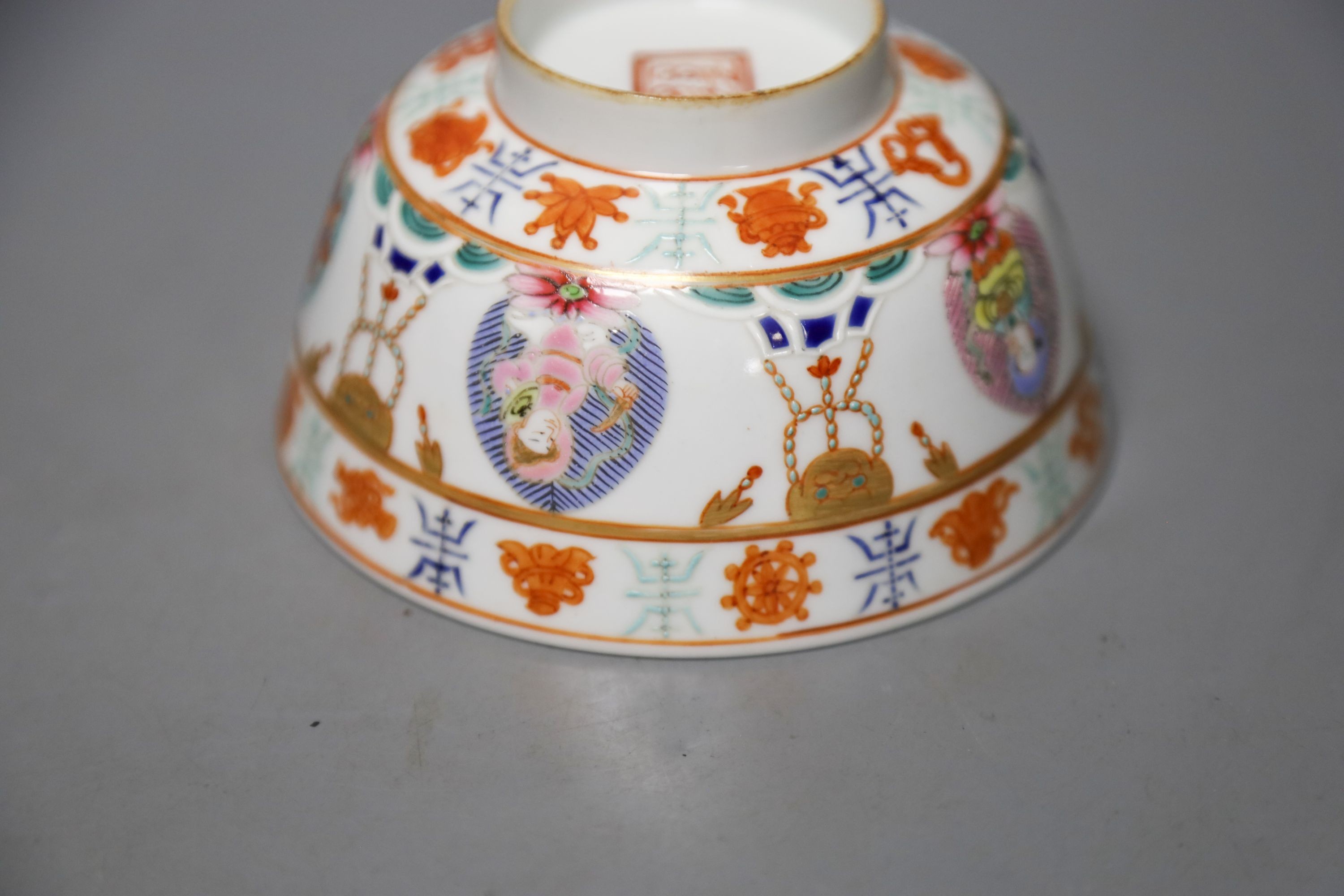 A pair of Chinese famille rose bowls, 12cm